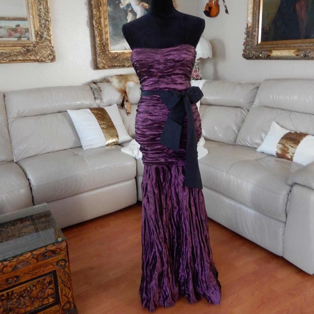 GORGEOUS BCBGMaxAzria ITALIA PLUM TAFFETA BODICE STRAPLES DRESS